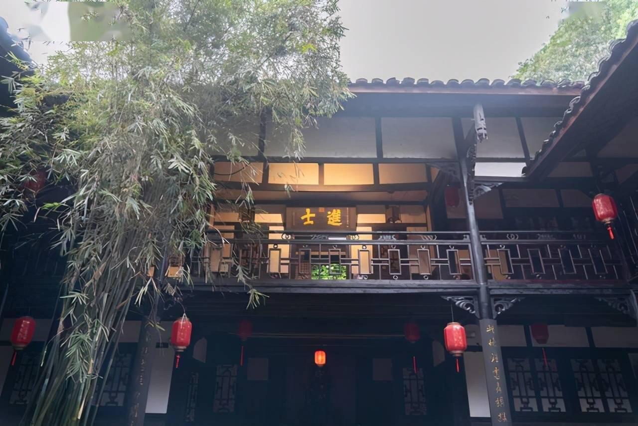 逃离黑与白的房间